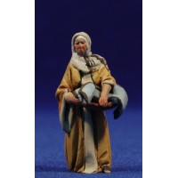 Pastora con bandeja con ropa 4 cm barro pintado De Francesco