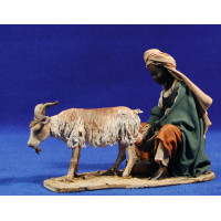Pastora negra ordeñando cabra 18 cm barro y tela pintada Angela Tripi